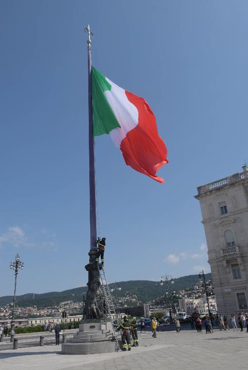 I pompieri issano il Tricolore in Piazza Unità a Trieste
